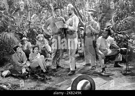 Beulah Bondi, Fely Franquelli, Anthony Quinn & John Wayne Film: Back to Bataan (USA 1945) Charaktere: Bertha Barnes, Dolici Dalgado, Capt. Andres Bonifacio, Col. Joseph Madden Regie: Edward Dmytryk 31 May 1945 **WARNUNG** Dieses Foto ist nur für den redaktionellen Gebrauch bestimmt und unterliegt dem Copyright von RKO-BILDERN und/oder dem Fotografen, der von der Film- oder Produktionsfirma beauftragt wurde.Es kann nur von Publikationen im Zusammenhang mit der Bewerbung des oben genannten Films reproduziert werden. Eine obligatorische Gutschrift für RKO-BILDER ist erforderlich. Der Fotograf sollte auch bei Bekanntwerden des Fotos gutgeschrieben werden. Keine kommerzielle Nutzung kann Gran sein Stockfoto