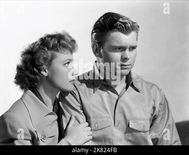 Laraine Day & Barry Nelson Film: A Yank on the Burma Road; China Caravan (USA 1942) Regie: George B. Seitz 29 January 1942 **WARNUNG** Dieses Foto ist nur für redaktionelle Zwecke bestimmt und unterliegt dem Copyright von MGM und/oder dem Fotografen, der von der Film- oder Produktionsfirma beauftragt wurde, und kann nur von Publikationen im Zusammenhang mit der Bewerbung des oben genannten Films reproduziert werden. Eine obligatorische Gutschrift an MGM ist erforderlich. Der Fotograf sollte auch bei Bekanntwerden des Fotos gutgeschrieben werden. Ohne schriftliche Genehmigung der Film Company kann keine kommerzielle Nutzung gewährt werden. Stockfoto