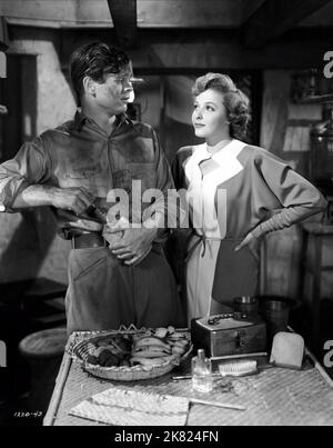 Barry Nelson & Laraine Day Film: A Yank on the Burma Road; China Caravan (USA 1942) Regie: George B. Seitz 29 January 1942 **WARNUNG** Dieses Foto ist nur für redaktionelle Zwecke bestimmt und unterliegt dem Copyright von MGM und/oder dem Fotografen, der von der Film- oder Produktionsfirma beauftragt wurde, und kann nur von Publikationen im Zusammenhang mit der Bewerbung des oben genannten Films reproduziert werden. Eine obligatorische Gutschrift an MGM ist erforderlich. Der Fotograf sollte auch bei Bekanntwerden des Fotos gutgeschrieben werden. Ohne schriftliche Genehmigung der Film Company kann keine kommerzielle Nutzung gewährt werden. Stockfoto