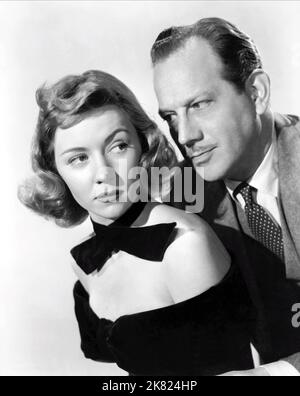 Gloria Grahame & Melvyn Douglas Film: A Woman'S Secret (USA 1949) Charaktere: Susan Caldwell, Luke Jordan Regie: Nicholy Ray 13 January 1949 **WARNUNG** Dieses Foto ist nur für redaktionelle Zwecke bestimmt und unterliegt dem Copyright von RKO RADIOS und/oder des Fotografen, der von der Film- oder Produktionsfirma beauftragt wurde und darf nur von Publikationen im Zusammenhang mit der Bewerbung des oben genannten Films reproduziert werden. Eine obligatorische Gutschrift für RKO-RADIOS ist erforderlich. Der Fotograf sollte auch bei Bekanntwerden des Fotos gutgeschrieben werden. Ohne schriftliche Genehmigung der Film Company kann keine kommerzielle Nutzung gewährt werden. Stockfoto