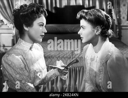 Fay Wray & Ingrid Bergman Film: Adam had Four Sons (USA 1941) Charaktere: Molly Stoddard, Emilie Gallatin Regie: Gregory Ratoff 18 February 1941 **WARNUNG** Dieses Foto ist nur für redaktionelle Zwecke bestimmt und unterliegt dem Copyright von COLUMBIA und/oder dem von der Film- oder Produktionsgesellschaft beauftragten Fotografen.Es kann nur von Publikationen im Zusammenhang mit der Bewerbung des oben genannten Films reproduziert werden. Eine obligatorische Gutschrift an COLUMBIA ist erforderlich. Der Fotograf sollte auch bei Bekanntwerden des Fotos gutgeschrieben werden. Ohne schriftliche Genehmigung der Film Company kann keine kommerzielle Nutzung gewährt werden. Stockfoto