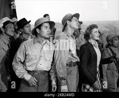 Keye Luke, Barry Nelson & Laraine Day Film: A Yank on the Burma Road; China Caravan (USA 1942) Regie: George B. Seitz 29 January 1942 **WARNUNG** Dieses Foto ist nur für redaktionelle Zwecke bestimmt und unterliegt dem Copyright von MGM und/oder dem Fotografen, der von der Film- oder Produktionsfirma beauftragt wurde, und kann nur von Publikationen im Zusammenhang mit der Bewerbung des oben genannten Films reproduziert werden. Eine obligatorische Gutschrift an MGM ist erforderlich. Der Fotograf sollte auch bei Bekanntwerden des Fotos gutgeschrieben werden. Ohne schriftliche Genehmigung der Film Company kann keine kommerzielle Nutzung gewährt werden. Stockfoto