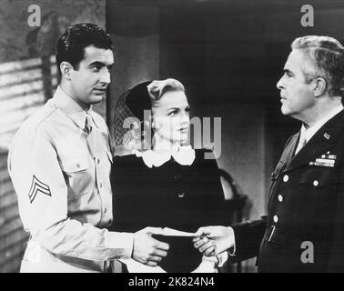 Rick Vallin, Elyse Knox, John Hamilton & Dorothy Christy Film: Army Wives (USA 1944) Charaktere: Barney, Jerry Van Dyke, Gen. Lowry (Nicht gutgeschrieben), Mrs. Lowry Regie: Phil Rosen 06 December 1944 **WARNUNG** Dieses Foto ist nur für redaktionelle Verwendung bestimmt und unterliegt dem Copyright von MONOGRAM-BILDERN und/oder dem Fotografen, der von der Film- oder Produktionsfirma beauftragt wurde und darf nur durch Publikationen im Zusammenhang mit der Bewerbung des oben genannten Films reproduziert werden. Eine obligatorische Gutschrift für MONOGRAMM-BILDER ist erforderlich. Der Fotograf sollte auch bei Bekanntwerden des Fotos gutgeschrieben werden. Keine kommerzielle Nutzung kann Gran sein Stockfoto