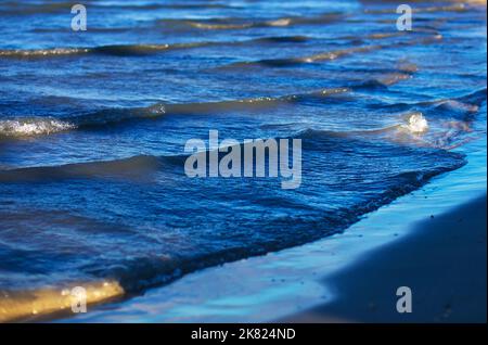 Rand der Wasserwellen am Ufer Stockfoto