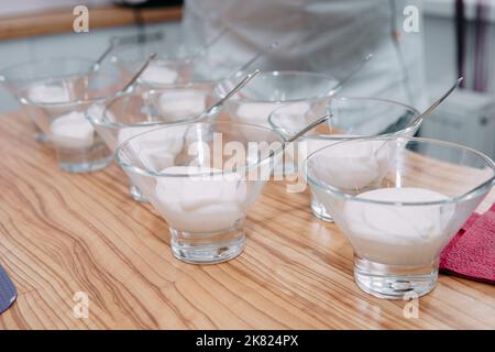 Eiscreme mit Glaspialas im kulinarischen Meisterkurs Stockfoto