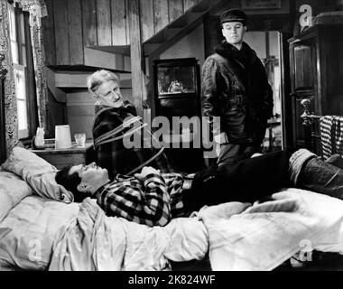 Laurence Olivier, Finlay Currie & Eric Portman Film: 49. Parallel; 49. Parallel; The Invaders (1941) Charaktere: Johnnie - The Trapper, The Factor, Lieutenant Hirth Regie: Michael Powell 08 October 1941 **WARNUNG** Dieses Foto ist nur für redaktionelle Zwecke bestimmt und unterliegt dem Copyright von COLUMBIA und/oder des Fotografen, der von der Film- oder Produktionsfirma beauftragt wurde, und kann nur von Publikationen im Zusammenhang mit der Bewerbung des oben genannten Films reproduziert werden. Eine obligatorische Gutschrift an COLUMBIA ist erforderlich. Der Fotograf sollte auch bei Bekanntwerden des Fotos gutgeschrieben werden. Es kann keine kommerzielle Nutzung von wi gewährt werden Stockfoto
