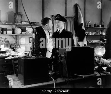 Szene mit Eric Portman Film 49th Parallel; Forty-Neunth Parallel; The Invaders (1941) Charaktere: Lieutenant Hirth Regie: Michael Powell 08. Oktober 1941 **WARNUNG** dieses Foto ist nur für redaktionelle Zwecke bestimmt und unterliegt dem Copyright von COLUMBIA und/oder dem Fotografen, der von der Film or Production Company zugewiesen wurde. Eine obligatorische Gutschrift für COLUMBIA ist erforderlich. Der Fotograf sollte ebenfalls angerechnet werden, wenn er bekannt ist. Ohne schriftliche Genehmigung der Film Company kann keine kommerzielle Nutzung gewährt werden. Stockfoto