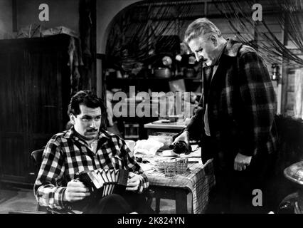 Laurence Olivier & Finlay Currie Film: 49. Parallel; 49. Parallel; The Invaders (1941) Charaktere: Johnnie - The Trapper, The Factor Regie: Michael Powell 08 October 1941 **WARNUNG** Dieses Foto ist nur für redaktionelle Zwecke bestimmt und unterliegt dem Copyright von COLUMBIA und/oder des Fotografen, der von der Film- oder Produktionsfirma beauftragt wurde, und kann nur von Publikationen im Zusammenhang mit der Bewerbung des oben genannten Films reproduziert werden. Eine obligatorische Gutschrift an COLUMBIA ist erforderlich. Der Fotograf sollte auch bei Bekanntwerden des Fotos gutgeschrieben werden. Eine kommerzielle Nutzung kann ohne schriftliche Genehmigung des nicht gewährt werden Stockfoto