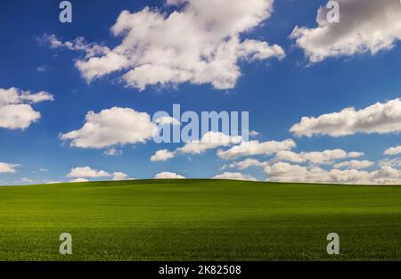 Hügelige Landschaft mit bewölktem Himmel Fenster XP wie Hintergrund Stockfoto