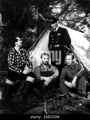 Laurence Olivier, Leslie Howard & Eric Portman Film: 49. Parallel; 49. Parallel; The Invaders (1941) Charaktere: Johnnie - The Trapper, Philip Armstrong Scott, Lieutenant Hirth Regie: Michael Powell 08 October 1941 **WARNUNG** Dieses Foto ist nur für redaktionelle Zwecke bestimmt und unterliegt dem Copyright von COLUMBIA und/oder des Fotografen, der von der Film- oder Produktionsfirma beauftragt wurde, und kann nur von Publikationen im Zusammenhang mit der Bewerbung des oben genannten Films reproduziert werden. Eine obligatorische Gutschrift an COLUMBIA ist erforderlich. Der Fotograf sollte auch bei Bekanntwerden des Fotos gutgeschrieben werden. Keine kommerzielle Nutzung kann b Stockfoto