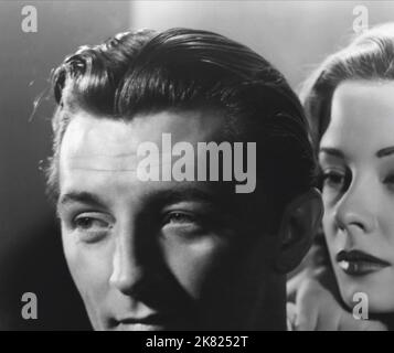 Robert Mitchum & Jane Greer Film: Out of the Past; Build My Gallows High (USA 1947) Charaktere: Jeff, Kathie Regie: Jacques Tourneur 13 November 1947 **WARNUNG** Dieses Foto ist nur für redaktionelle Zwecke bestimmt und unterliegt dem Copyright von RKO und/oder dem von der Film- oder Produktionsfirma beauftragten Fotografen.Es kann nur von Publikationen im Zusammenhang mit der Bewerbung des oben genannten Films reproduziert werden. Eine obligatorische Gutschrift an RKO ist erforderlich. Der Fotograf sollte auch bei Bekanntwerden des Fotos gutgeschrieben werden. Ohne schriftliche Genehmigung der Film Company kann keine kommerzielle Nutzung gewährt werden. Stockfoto