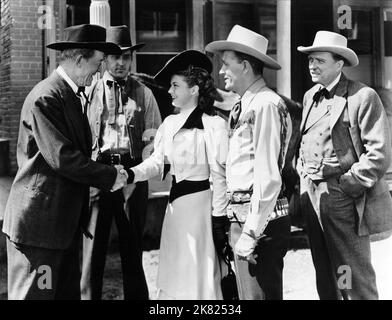 Tom London, Gail Davis & Jimmy Wakely Film: Brand Of Fear (1949) Charaktere: Marshal Blackjack Flint, Anne Lamont, Jimmy Wakely Regie: Oliver Drake 10 July 1949 **WARNUNG** Dieses Foto ist nur für den redaktionellen Gebrauch bestimmt und unterliegt dem Copyright von MONOGRAM und/oder dem Fotografen, der von der Film- oder Produktionsfirma beauftragt wurde und darf nur von Publikationen im Zusammenhang mit der Bewerbung des oben genannten Films reproduziert werden. Eine obligatorische Gutschrift auf DAS MONOGRAMM ist erforderlich. Der Fotograf sollte auch bei Bekanntwerden des Fotos gutgeschrieben werden. Ohne schriftliche Genehmigung der Film Company kann keine kommerzielle Nutzung gewährt werden. Stockfoto