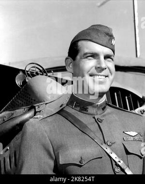 Fred Macmurray Film: Captain Eddie (1945) Charaktere: Captain Edward Rickenbacker Regie: Lloyd Bacon 19 June 1945 **WARNUNG** Dieses Foto ist nur für den redaktionellen Gebrauch bestimmt und unterliegt dem Copyright von 20. CENTURY FOX und/oder des Fotografen, der von der Film- oder Produktionsfirma beauftragt wurde, und kann nur durch Publikationen im Zusammenhang mit der Bewerbung des oben genannten Films reproduziert werden. Eine obligatorische Gutschrift an 20. CENTURY FOX ist erforderlich. Der Fotograf sollte auch bei Bekanntwerden des Fotos gutgeschrieben werden. Ohne schriftliche Genehmigung der Film Company kann keine kommerzielle Nutzung gewährt werden. Stockfoto