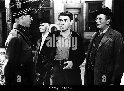 Paul Muni Film: Commandos Strike At Dawn (1942) Charaktere: Eric Toresen Regie: John Farrow 30 December 1942 **WARNUNG** Dieses Foto ist nur für redaktionelle Zwecke bestimmt und unterliegt dem Copyright von COLUMBIA und/oder des Fotografen, der von der Film- oder Produktionsfirma beauftragt wurde und darf nur von Publikationen im Zusammenhang mit der Bewerbung des oben genannten Films reproduziert werden. Eine obligatorische Gutschrift an COLUMBIA ist erforderlich. Der Fotograf sollte auch bei Bekanntwerden des Fotos gutgeschrieben werden. Ohne schriftliche Genehmigung der Film Company kann keine kommerzielle Nutzung gewährt werden. Stockfoto