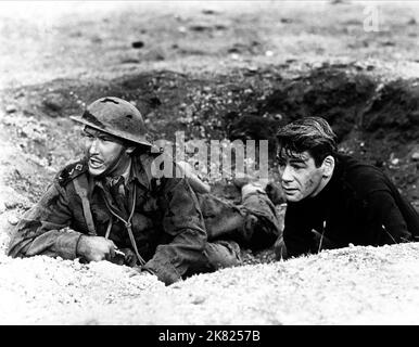 Paul Muni Film: Commandos Strike At Dawn (1942) Charaktere: Eric Toresen Regie: John Farrow 30 December 1942 **WARNUNG** Dieses Foto ist nur für redaktionelle Zwecke bestimmt und unterliegt dem Copyright von COLUMBIA und/oder des Fotografen, der von der Film- oder Produktionsfirma beauftragt wurde und darf nur von Publikationen im Zusammenhang mit der Bewerbung des oben genannten Films reproduziert werden. Eine obligatorische Gutschrift an COLUMBIA ist erforderlich. Der Fotograf sollte auch bei Bekanntwerden des Fotos gutgeschrieben werden. Ohne schriftliche Genehmigung der Film Company kann keine kommerzielle Nutzung gewährt werden. Stockfoto