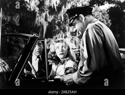 Humphrey Bogart & Lizabeth Scott Film: Dead Reckoning (1947) Charaktere: Capt. 'Rip' Murdock, 'Dusty' Chandler Regie: John Cromwell 02 January 1947 **WARNUNG** Dieses Foto ist nur für den redaktionellen Gebrauch bestimmt und unterliegt dem Copyright von COLUMBIA PICTURES und/oder des Fotografen, der von der Film- oder Produktionsfirma beauftragt wurde und darf nur von Publikationen im Zusammenhang mit der Bewerbung des oben genannten Films reproduziert werden. Eine obligatorische Gutschrift für COLUMBIA PICTURES ist erforderlich. Der Fotograf sollte auch bei Bekanntwerden des Fotos gutgeschrieben werden. Ohne schriftliche Genehmigung der Film Company kann keine kommerzielle Nutzung gewährt werden. Stockfoto