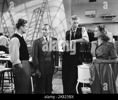 Kent Smith, Jack holt, Alan Napier & Jane Randolph Film: CAT People (USA 1942) Charaktere: Oliver Reed, der Commodore, Doc Carver (nicht im Guthaben), Alice Moore Regie: Jacques Tourneur 06. Dezember 1942 **WARNUNG** Dieses Foto ist nur für redaktionelle Zwecke bestimmt und unterliegt dem Copyright von RKO und/oder des Fotografen, der von der Film- oder Produktionsfirma beauftragt wurde, und kann nur von Publikationen im Zusammenhang mit der Bewerbung des oben genannten Films reproduziert werden. Eine obligatorische Gutschrift an RKO ist erforderlich. Der Fotograf sollte auch bei Bekanntwerden des Fotos gutgeschrieben werden. Eine kommerzielle Nutzung kann ohne schriftliche Genehmigung nicht gewährt werden Stockfoto