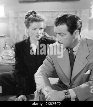 Katharine Hepburn & Robert Taylor Film: Undercurrent (USA 1946) Charaktere: Ann Hamilton & Alan Garroway Regie: Vincente Minnelli 11. November 1946 **WARNUNG** Dieses Foto ist nur für den redaktionellen Gebrauch bestimmt und unterliegt dem Copyright von MGM und/oder dem Fotografen, der von der Film- oder Produktionsfirma beauftragt wurde, und kann nur durch Publikationen im Zusammenhang mit der Bewerbung des oben genannten Films reproduziert werden. Eine obligatorische Gutschrift an MGM ist erforderlich. Der Fotograf sollte auch bei Bekanntwerden des Fotos gutgeschrieben werden. Ohne schriftliche Genehmigung der Film Company kann keine kommerzielle Nutzung gewährt werden. Stockfoto