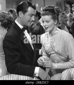 Robert Taylor & Katharine Hepburn Film: Undercurrent (USA 1946) Charaktere: Alan Garroway & Ann Hamilton Regie: Vincente Minnelli 11. November 1946 **WARNUNG** Dieses Foto ist nur für den redaktionellen Gebrauch bestimmt und unterliegt dem Copyright von MGM und/oder dem Fotografen, der von der Film- oder Produktionsfirma beauftragt wurde, und kann nur durch Publikationen im Zusammenhang mit der Bewerbung des oben genannten Films reproduziert werden. Eine obligatorische Gutschrift an MGM ist erforderlich. Der Fotograf sollte auch bei Bekanntwerden des Fotos gutgeschrieben werden. Ohne schriftliche Genehmigung der Film Company kann keine kommerzielle Nutzung gewährt werden. Stockfoto