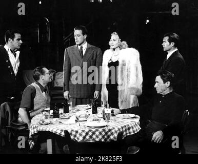 Lawrence Tierney, Anne Jeffreys, Edmund Lowe, Eduardo Ciannelli, Marc Lawrence & Elisha Cook Jr. Film: Dillinger (USA 1945) Charaktere: John Dillinger, Helen Rogers, Specs Green, Marco Minelli, Doc Madison, Kirk Otto Regie: Max Nosseck 06. April 1945 **WARNUNG** Dieses Foto ist nur für redaktionelle Verwendung bestimmt und unterliegt dem Copyright von KING BROTHERS PRODUKTIONEN und/oder dem von der Film- oder Produktionsfirma beauftragten Fotografen und kann nur durch Publikationen im Zusammenhang mit der Bewerbung des oben genannten Films reproduziert werden. Eine obligatorische Gutschrift für KING BROTHERS PRODUKTIONEN ist erforderlich. Der Fotograf Stockfoto