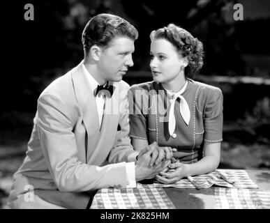 Dan Dailey & Lynne Carver Film: Dulcy (USA 1940) Charaktere: Bill ward (Als Dan Dailey Jr.), Angela Forbes Regie: S. Sylvan Simon 04 October 1940 **WARNUNG** Dieses Foto ist nur für redaktionelle Zwecke bestimmt und unterliegt dem Copyright von MGM und/oder dem Fotografen, der von der Film- oder Produktionsfirma beauftragt wurde, und kann nur durch Publikationen im Zusammenhang mit der Bewerbung des oben genannten Films reproduziert werden. Eine obligatorische Gutschrift an MGM ist erforderlich. Der Fotograf sollte auch bei Bekanntwerden des Fotos gutgeschrieben werden. Ohne schriftliche Genehmigung der Film Company kann keine kommerzielle Nutzung gewährt werden. Stockfoto