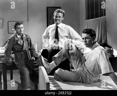Szene mit Van Johnson Film Dr. Gillespie's New Assistant (1942) Charaktere: Dr. Randall 'Red' Adams Regie: Willis Goldbeck 08. Mai 1942 **WARNUNG** dieses Foto ist nur für redaktionelle Zwecke bestimmt und unterliegt dem Copyright von MGM und/oder dem Fotografen, der von der Film or Production Company zugewiesen wurde und kann nur durch Veröffentlichungen in Verbindung mit der Werbung für den oben genannten Film reproduziert werden. Eine obligatorische Gutschrift an MGM ist erforderlich. Der Fotograf sollte ebenfalls angerechnet werden, wenn er bekannt ist. Ohne schriftliche Genehmigung der Film Company kann keine kommerzielle Nutzung gewährt werden. Stockfoto