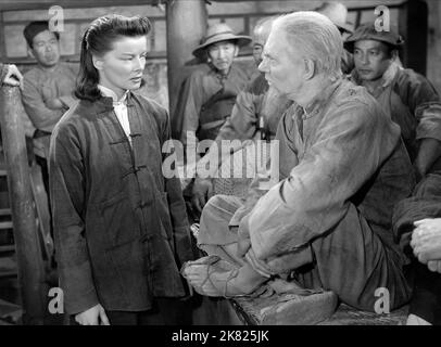 Katharine Hepburn Film: Dragon Seed (1944) Charaktere: Jade Tan Regie: Harold S. Bucquet 20 July 1944 **WARNUNG** Dieses Foto ist nur für den redaktionellen Gebrauch bestimmt und unterliegt dem Copyright von MGM und/oder dem Fotografen, der von der Film- oder Produktionsfirma beauftragt wurde, und kann nur durch Publikationen im Zusammenhang mit der Bewerbung des oben genannten Films reproduziert werden. Eine obligatorische Gutschrift an MGM ist erforderlich. Der Fotograf sollte auch bei Bekanntwerden des Fotos gutgeschrieben werden. Ohne schriftliche Genehmigung der Film Company kann keine kommerzielle Nutzung gewährt werden. Stockfoto