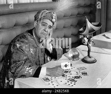 Zero Mostel Film: Du Barry was A Lady (1944) Charaktere: Rami - The Swami Regie: Roy Del Ruth 30 May 1943 **WARNUNG** Dieses Foto ist nur für redaktionelle Zwecke bestimmt und unterliegt dem Copyright von MGM und/oder dem Fotografen, der von der Film- oder Produktionsfirma beauftragt wurde, und kann nur durch Publikationen im Zusammenhang mit der Bewerbung des oben genannten Films reproduziert werden. Eine obligatorische Gutschrift an MGM ist erforderlich. Der Fotograf sollte auch bei Bekanntwerden des Fotos gutgeschrieben werden. Ohne schriftliche Genehmigung der Film Company kann keine kommerzielle Nutzung gewährt werden. Stockfoto