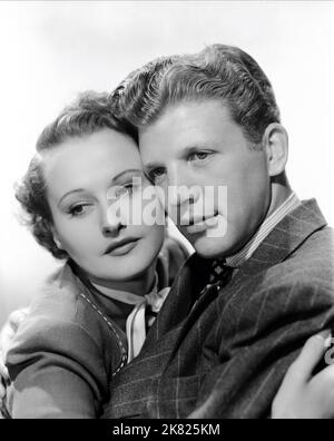 Lynne Carver & Dan Dailey Film: Dulcy (USA 1940) Charaktere: Angela Forbes, Bill ward (Als Dan Dailey Junior) Regie: S. Sylvan Simon 04 October 1940 **WARNUNG** Dieses Foto ist nur für den redaktionellen Gebrauch bestimmt und unterliegt dem Copyright von MGM und/oder dem Fotografen, der von der Film- oder Produktionsfirma beauftragt wurde, und kann nur durch Publikationen im Zusammenhang mit der Bewerbung des oben genannten Films reproduziert werden. Eine obligatorische Gutschrift an MGM ist erforderlich. Der Fotograf sollte auch bei Bekanntwerden des Fotos gutgeschrieben werden. Ohne schriftliche Genehmigung der Film Company kann keine kommerzielle Nutzung gewährt werden. Stockfoto