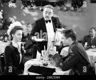 Donna Reed & Tom Drake Film: Faithful In My Fashion (1946) Charaktere: Jean 'Chunky' Kendrick, Jeff Compton Regie: Sidney Salkow 22 August 1946 **WARNUNG** Dieses Foto ist nur für redaktionelle Zwecke bestimmt und unterliegt dem Copyright von MGM und/oder dem von der Film- oder Produktionsfirma beauftragten Fotografen und kann nur durch Publikationen im Zusammenhang mit der Bewerbung des oben genannten Films reproduziert werden. Eine obligatorische Gutschrift an MGM ist erforderlich. Der Fotograf sollte auch bei Bekanntwerden des Fotos gutgeschrieben werden. Ohne schriftliche Genehmigung der Film Company kann keine kommerzielle Nutzung gewährt werden. Stockfoto