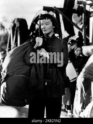 Katharine Hepburn Film: Dragon Seed (1944) Charaktere: Jade Tan Regie: Harold S. Bucquet 20 July 1944 **WARNUNG** Dieses Foto ist nur für den redaktionellen Gebrauch bestimmt und unterliegt dem Copyright von MGM und/oder dem Fotografen, der von der Film- oder Produktionsfirma beauftragt wurde, und kann nur durch Publikationen im Zusammenhang mit der Bewerbung des oben genannten Films reproduziert werden. Eine obligatorische Gutschrift an MGM ist erforderlich. Der Fotograf sollte auch bei Bekanntwerden des Fotos gutgeschrieben werden. Ohne schriftliche Genehmigung der Film Company kann keine kommerzielle Nutzung gewährt werden. Stockfoto