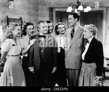 Priscilla Lane, Gale Page, Claude Rains, Lola Lane, Rosemary Lane, Jeffrey Lynn & May Robson Film: Four Daughters (1940) Charaktere: Ann Lemp, Emma Lemp, Adam Lemp, Thea Lemp, Kay Lemp, Felix Deitz, Tante Etta Regisseur: Michael Curtiz 01 March 1944 **WARNUNG** Dieses Foto ist nur für redaktionelle Zwecke bestimmt und unterliegt dem Copyright von WARNER BROS und/oder des Fotografen, der von der Film- oder Produktionsfirma beauftragt wurde, und kann nur von Publikationen im Zusammenhang mit der Bewerbung des oben genannten Films reproduziert werden. Eine obligatorische Gutschrift an WARNER BROS ist erforderlich. Der Fotograf sollte auch bei kno gutgeschrieben werden Stockfoto