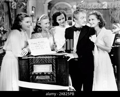 Lola Lane, Priscilla Lane, Gale Page, Claude Rains & Rosemary Lane Film: Four Daughters (1944) Charaktere: Thea Lemp, Ann Lemp, Emma Lemp, Adam Lemp, Kay Lemp Regie: Michael Curtiz 01 March 1944 **WARNUNG** Dieses Foto ist nur für redaktionelle Zwecke bestimmt und unterliegt dem Copyright von WARNER BROS und/oder des Fotografen, der von der Film- oder Produktionsfirma beauftragt wurde, und kann nur von Publikationen im Zusammenhang mit der Bewerbung des oben genannten Films reproduziert werden. Eine obligatorische Gutschrift an WARNER BROS ist erforderlich. Der Fotograf sollte auch bei Bekanntwerden des Fotos gutgeschrieben werden. Ohne Schreibzugriff kann keine kommerzielle Nutzung gewährt werden Stockfoto