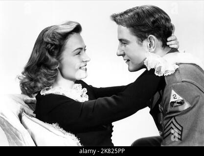 Donna Reed & Tom Drake Film: Faithful In My Fashion (1946) Charaktere: Jean 'Chunky' Kendrick, Jeff Compton Regie: Sidney Salkow 22 August 1946 **WARNUNG** Dieses Foto ist nur für redaktionelle Zwecke bestimmt und unterliegt dem Copyright von MGM und/oder dem von der Film- oder Produktionsfirma beauftragten Fotografen und kann nur durch Publikationen im Zusammenhang mit der Bewerbung des oben genannten Films reproduziert werden. Eine obligatorische Gutschrift an MGM ist erforderlich. Der Fotograf sollte auch bei Bekanntwerden des Fotos gutgeschrieben werden. Ohne schriftliche Genehmigung der Film Company kann keine kommerzielle Nutzung gewährt werden. Stockfoto