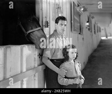 Jack La Rue & Mary Ruth Film: Gentleman From Dixie (1941) Charaktere: Thad Terrill, Betty Jean Terrill Regie: Albert Herman 02. September 1941 **WARNUNG** Dieses Foto ist nur für redaktionelle Verwendung bestimmt und unterliegt dem Copyright von EDWARD F.FINNEY PRODUSCTIONS und/oder dem von der Film- oder Produktionsfirma beauftragten Fotografen und kann nur durch Publikationen im Zusammenhang mit der Bewerbung des oben genannten Films reproduziert werden. Eine obligatorische Gutschrift an EDWARD F.FINNEY PRODUSCTIONS ist erforderlich. Der Fotograf sollte auch bei Bekanntwerden des Fotos gutgeschrieben werden. Ohne schriftliche Genehmigung von t kann keine kommerzielle Nutzung gewährt werden Stockfoto