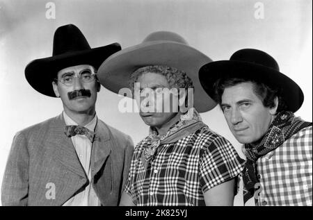 Groucho Marx, Harpo Marx & Chico Marx Film: Go West; Marx Brothers: Go West (USA 1940) Charaktere: S. Quentin Quale, 'Rusty' Panello, Joe Panello Regie: Edward Buzzell 06 December 1940 **WARNUNG** Dieses Foto ist nur für redaktionelle Zwecke bestimmt und unterliegt dem Copyright von MGM und/oder dem Fotografen, der von der Film- oder Produktionsfirma beauftragt wurde, und kann nur von Publikationen im Zusammenhang mit der Bewerbung des oben genannten Films reproduziert werden. Eine obligatorische Gutschrift an MGM ist erforderlich. Der Fotograf sollte auch bei Bekanntwerden des Fotos gutgeschrieben werden. Ohne schriftliche Genehmigung des Films kann keine kommerzielle Nutzung gewährt werden Stockfoto