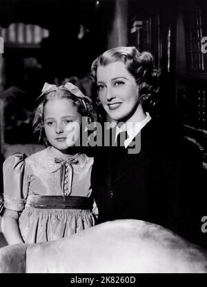 Jackie Horner & Jeanette Macdonald Film: Smilin' Through (1949) Charaktere: Kathleen, As a Child & Kathleen / Moonyean Clare Regie: Frank Borzage 01 October 1941 **WARNUNG** Dieses Foto ist nur für redaktionelle Zwecke bestimmt und unterliegt dem Copyright von MGM und/oder dem von der Film- oder Produktionsfirma beauftragten Fotografen und kann nur von Publikationen im Zusammenhang mit der Bewerbung des oben genannten Films reproduziert werden. Eine obligatorische Gutschrift an MGM ist erforderlich. Der Fotograf sollte auch bei Bekanntwerden des Fotos gutgeschrieben werden. Ohne schriftliche Genehmigung der Film Company kann keine kommerzielle Nutzung gewährt werden. Stockfoto