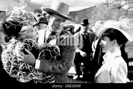 Marlene Dietrich & John Wayne Film: The Spoilers (1942) Charaktere: Cherry Malotte & Roy Glennister Regie: Ray Enright 08 May 1942 **WARNUNG** Dieses Foto ist nur für redaktionelle Zwecke bestimmt und unterliegt dem Copyright von UNIVERSAL und/oder dem Fotografen, der von der Film- oder Produktionsfirma beauftragt wurde und darf nur von Publikationen im Zusammenhang mit der Bewerbung des oben genannten Films reproduziert werden. Eine obligatorische Gutschrift an UNIVERSAL ist erforderlich. Der Fotograf sollte auch bei Bekanntwerden des Fotos gutgeschrieben werden. Ohne schriftliche Genehmigung der Film Company kann keine kommerzielle Nutzung gewährt werden. Stockfoto