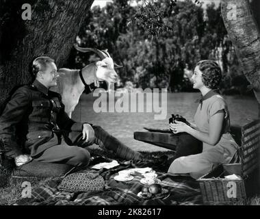 Gene Raymond & Jeanette Macdonald Film: Smilin' Through (1941) Charaktere: Kenneth 'Ken' Wayne / Jeremy 'Jerry' Wayne & Kathleen / Moonyean Clare Regie: Frank Borzage 01 October 1941 **WARNUNG** Dieses Foto ist nur für redaktionelle Zwecke bestimmt und unterliegt dem Copyright von MGM und/oder dem von der Film- oder Produktionsfirma beauftragten Fotografen und kann nur von Publikationen im Zusammenhang mit der Bewerbung des oben genannten Films reproduziert werden. Eine obligatorische Gutschrift an MGM ist erforderlich. Der Fotograf sollte auch bei Bekanntwerden des Fotos gutgeschrieben werden. Ohne schriftliche Genehmigung des Films C kann keine kommerzielle Nutzung gewährt werden Stockfoto