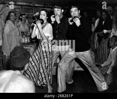 Dorothy Lamour, Bing Crosby & Bob Hope Film: Road to Singapore (1949) Charaktere: Mima,Joshua 'Josh' Mallon V & Ace Lannigan Regie: Victor Schertzinger 14 March 1940 **WARNUNG** Dieses Foto ist nur für redaktionelle Zwecke bestimmt und unterliegt dem Copyright von PARAMOUNT und/oder des Fotografen, der von der Film- oder Produktionsfirma beauftragt wurde und darf nur von Publikationen im Zusammenhang mit der Bewerbung des oben genannten Films reproduziert werden. Eine obligatorische Gutschrift an PARAMOUNT ist erforderlich. Der Fotograf sollte auch bei Bekanntwerden des Fotos gutgeschrieben werden. Ohne schriftliche Genehmigung der Film Compan kann keine kommerzielle Nutzung gewährt werden Stockfoto