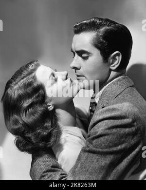 Rita Hayworth & Tyrone Power Film: Blood and Sand (1941) Charaktere: Dona Sol des Muire & Juan Gallardo Regie: Rouben Mamoulian 22 May 1941 **WARNUNG** Dieses Foto ist nur für den redaktionellen Gebrauch bestimmt und unterliegt dem Copyright von 20 CENTURY FOX und/oder des Fotografen, der von der Film- oder Produktionsfirma beauftragt wurde, und kann nur durch Publikationen im Zusammenhang mit der Bewerbung des oben genannten Films reproduziert werden. Eine obligatorische Gutschrift an 20 CENTURY FOX ist erforderlich. Der Fotograf sollte auch bei Bekanntwerden des Fotos gutgeschrieben werden. Ohne schriftliche Genehmigung der Film Company kann keine kommerzielle Nutzung gewährt werden. Stockfoto