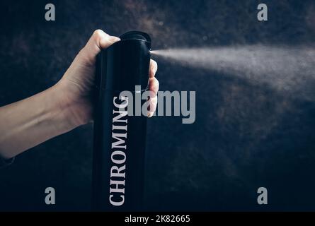 Konzeptuelles Bild der Chromierung. Prozess des Hochhaltens mit Haushaltschemikalien zum Einatmen. Kinderhand mit Haarspray-Flasche und Spray-Aerosol. Stockfoto