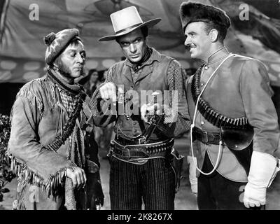 Gary Cooper & Preston Foster Film: North West Mounted Police (1940) Charaktere: Dusty Riverwals & Sgt. Jim Brett Regie: Cecil B. DeMille 21 October 1940 **WARNUNG** Dieses Foto ist nur für redaktionelle Verwendung bestimmt und unterliegt dem Copyright von PARAMOUNT und/oder des Fotografen, der von der Film- oder Produktionsfirma beauftragt wurde, und kann nur durch Publikationen im Zusammenhang mit der Bewerbung des oben genannten Films reproduziert werden. Eine obligatorische Gutschrift an PARAMOUNT ist erforderlich. Der Fotograf sollte auch bei Bekanntwerden des Fotos gutgeschrieben werden. Ohne schriftliche Genehmigung der Film Company kann keine kommerzielle Nutzung gewährt werden. Stockfoto