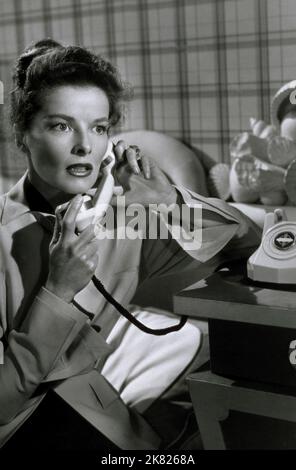 Katharine Hepburn Film: Undercurrent (USA 1946) Charaktere: Ann Hamilton Regie: Vincente Minnelli 11. November 1946 **WARNUNG** Dieses Foto ist nur für den redaktionellen Gebrauch bestimmt und unterliegt dem Copyright von MGM und/oder dem Fotografen, der von der Film- oder Produktionsfirma beauftragt wurde, und kann nur durch Publikationen im Zusammenhang mit der Bewerbung des oben genannten Films reproduziert werden. Eine obligatorische Gutschrift an MGM ist erforderlich. Der Fotograf sollte auch bei Bekanntwerden des Fotos gutgeschrieben werden. Ohne schriftliche Genehmigung der Film Company kann keine kommerzielle Nutzung gewährt werden. Stockfoto