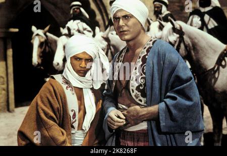 Sabu & John Hall Film Arabian Nights (1944) Charaktere: Ali Ben Ali & Regisseur: John Rawlins 25. Dezember 1942 **WARNUNG** dieses Foto ist nur für redaktionelle Zwecke bestimmt und unterliegt dem Urheberrecht von UNIVERSAL und/oder dem Fotografen, der von der Film or Production Company zugewiesen wurde. Es kann nur durch Veröffentlichungen in Verbindung mit der Werbung für den oben genannten Film reproduziert werden. Eine obligatorische Gutschrift für UNIVERSAL ist erforderlich. Der Fotograf sollte ebenfalls angerechnet werden, wenn er bekannt ist. Ohne schriftliche Genehmigung der Film Company kann keine kommerzielle Nutzung gewährt werden. Stockfoto