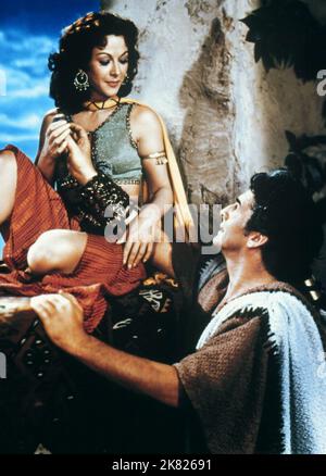 Hedy Lamarr & Victor Mature Film Samson and Delilah (USA 1949) Charaktere: Delilah & Samson Regie: Cecil B. DeMille 21. Dezember 1949 **WARNUNG** dieses Foto ist nur für redaktionelle Zwecke bestimmt und unterliegt dem Urheberrecht von PARAMOUNT PICTURES und/oder dem Fotografen, der von der Film or Production Company zugewiesen wurde. Es kann nur durch Veröffentlichungen in Verbindung mit der Werbung für den oben genannten Film reproduziert werden. Es ist eine obligatorische Gutschrift erforderlich, um BILDER ZU ÜBERSCHNEIDEN. Der Fotograf sollte ebenfalls angerechnet werden, wenn er bekannt ist. Ohne schriftliche Genehmigung der Film Company kann keine kommerzielle Nutzung gewährt werden. Stockfoto