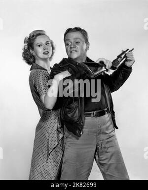 Virginia Mayo & James Cagney Film: White Heat (USA 1949) Charaktere: Verna Jarrett & Arthur 'Cody' Jarrett Regie: Raoul Walsh 02. September 1949 **WARNUNG** Dieses Foto ist nur für redaktionelle Zwecke bestimmt und unterliegt dem Copyright von WARNER BROS. Und/oder des Fotografen, der von der Film- oder Produktionsfirma beauftragt wurde und nur durch Publikationen im Zusammenhang mit der Bewerbung des oben genannten Films reproduziert werden kann. Eine obligatorische Gutschrift an WARNER BROS. Ist erforderlich. Der Fotograf sollte auch bei Bekanntwerden des Fotos gutgeschrieben werden. Ohne schriftliche Genehmigung der Film Company kann keine kommerzielle Nutzung gewährt werden. Stockfoto