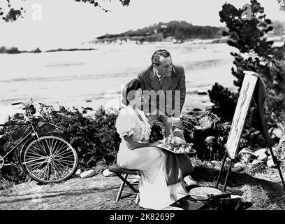 Gene Tierney & George Sanders Film: The Ghost And Mrs Muir (1942) Regie: Joseph L. Mankiewicz 26 June 1947 **WARNUNG** Dieses Foto ist nur für den redaktionellen Gebrauch bestimmt und unterliegt dem Copyright von 20 CENTURY FOX und/oder des Fotografen, der von der Film- oder Produktionsfirma beauftragt wurde, und kann nur durch Publikationen im Zusammenhang mit der Bewerbung des oben genannten Films reproduziert werden. Eine obligatorische Gutschrift an 20 CENTURY FOX ist erforderlich. Der Fotograf sollte auch bei Bekanntwerden des Fotos gutgeschrieben werden. Ohne schriftliche Genehmigung der Film Company kann keine kommerzielle Nutzung gewährt werden. Stockfoto