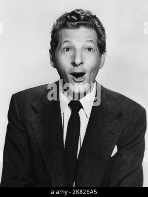 Danny Kaye Film: Up In Arms (1948) Charaktere: Danny Weems Regie: Elliott Nugent 17 February 1944 **WARNUNG** Dieses Foto ist nur für den redaktionellen Gebrauch bestimmt und unterliegt dem Copyright von RKO und/oder des Fotografen, der von der Film- oder Produktionsfirma beauftragt wurde, und kann nur von Publikationen im Zusammenhang mit der Bewerbung des oben genannten Films reproduziert werden. Eine obligatorische Gutschrift an RKO ist erforderlich. Der Fotograf sollte auch bei Bekanntwerden des Fotos gutgeschrieben werden. Ohne schriftliche Genehmigung der Film Company kann keine kommerzielle Nutzung gewährt werden. Stockfoto