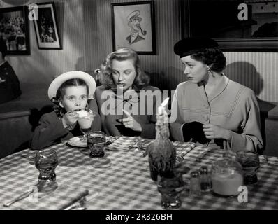 June Allyson, Margaret O'Brien & Marsha Hunt Film: Music for Millions (USA 1944) Charaktere: Barbara Ainsworth, & Rosalind Regie: Henry Koster 18 December 1944 **WARNUNG** Dieses Foto ist nur für redaktionelle Zwecke bestimmt und unterliegt dem Copyright von MGM und/oder dem Fotografen, der von der Film- oder Produktionsfirma beauftragt wurde, und kann nur durch Publikationen im Zusammenhang mit der Bewerbung des oben genannten Films reproduziert werden. Eine obligatorische Gutschrift an MGM ist erforderlich. Der Fotograf sollte auch bei Bekanntwerden des Fotos gutgeschrieben werden. Ohne schriftliche Genehmigung der Film Company kann keine kommerzielle Nutzung gewährt werden. Stockfoto